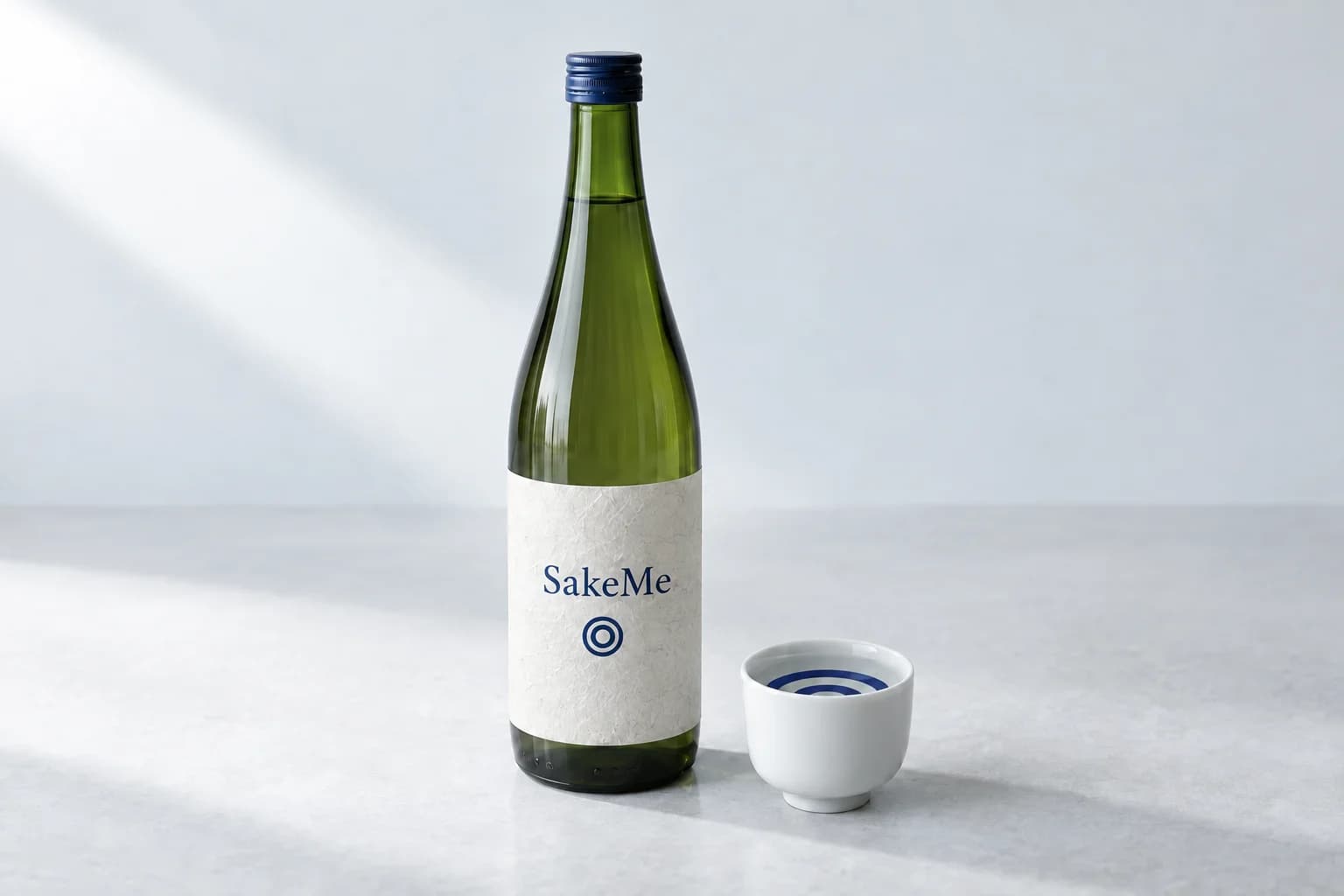 SakeMe 라벨의 녹색 사케 병과 청색 이중 원이 있는 백자 잔을 표현한 이미지